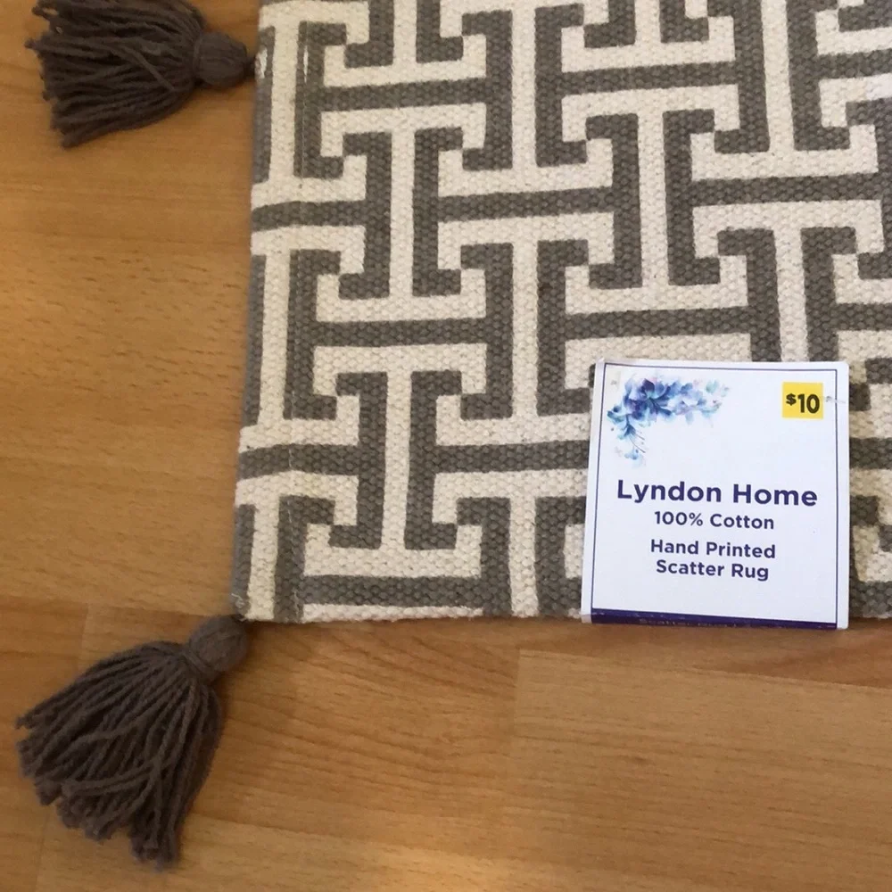 Patterned Rug with Tassels - Picture 2 of 4